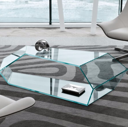 Сияние стекла: Как изделия из стекла и зеркал придают элегантность и простор вашему интерьеру